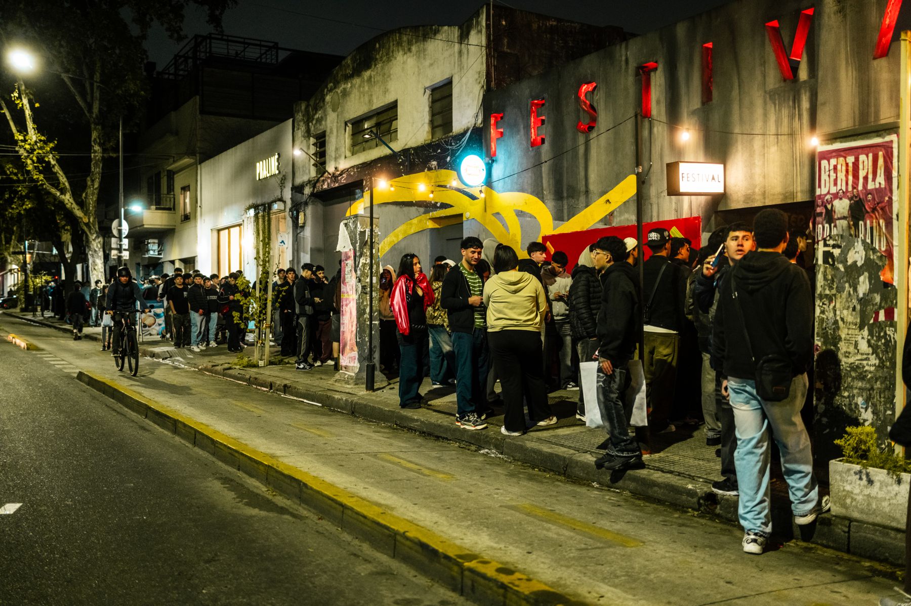 La fila sigue a lo largo de la cuadra