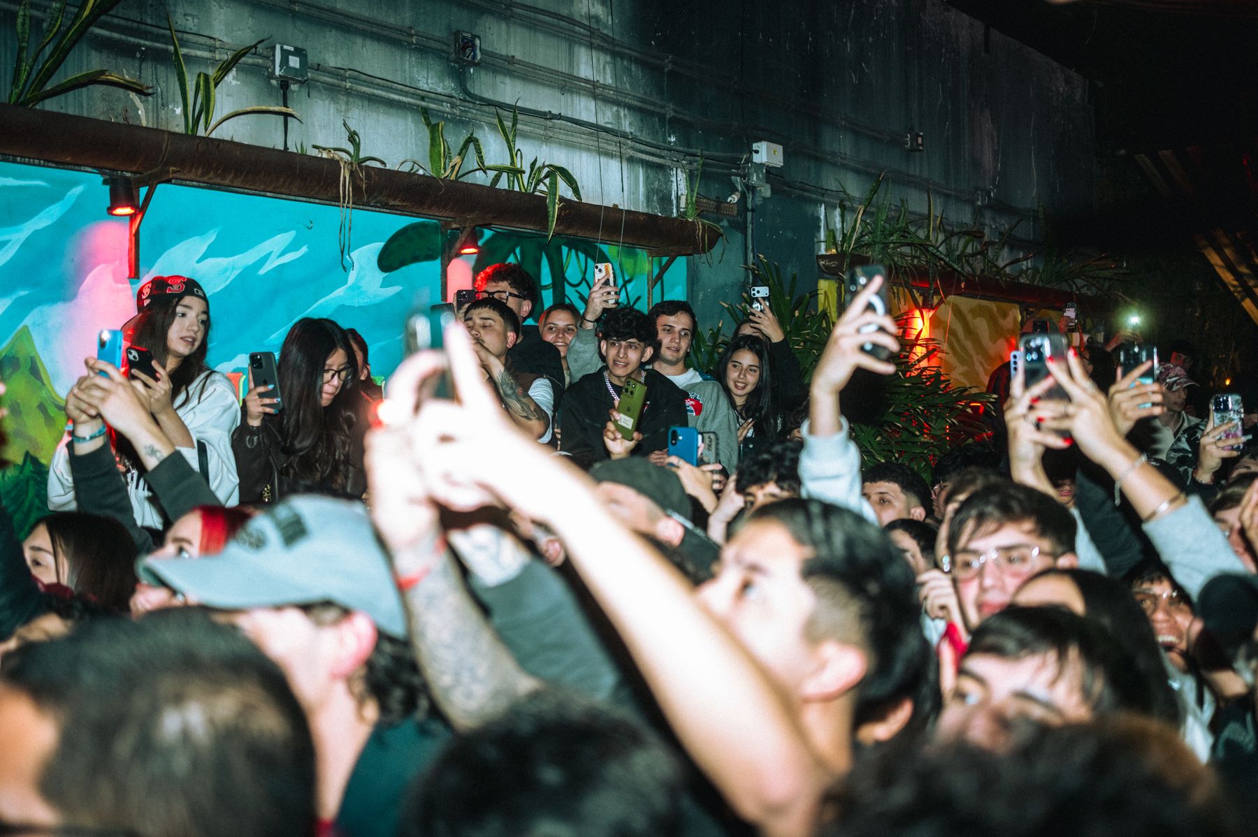 Fans filmando y cantando