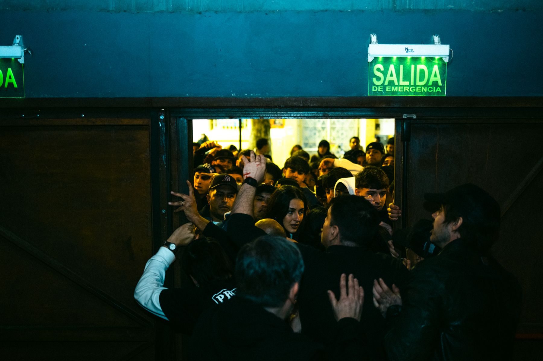 La salida de emergencia llena de fans