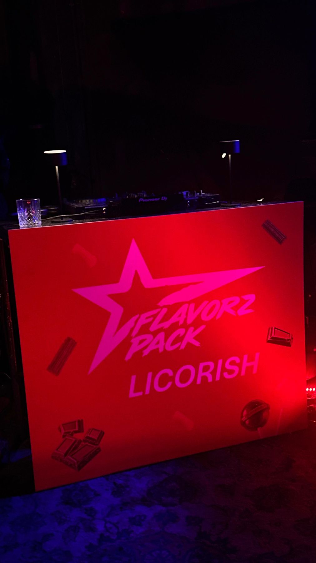 Cabina roja iluminada con el logo Flavorz Pack Licorish