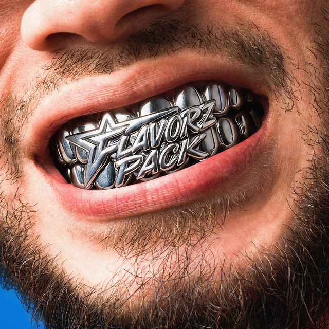 Portada de Flavorz Pack: la sonrisa de Dei V con una parrilla de plata que dice Flavorz Pack