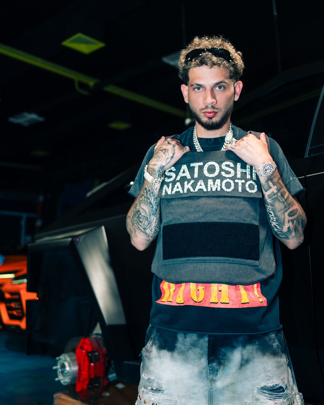 Dei V posando con remera Satoshi Nakamoto